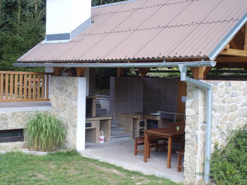 letní kuchyn s udírnou